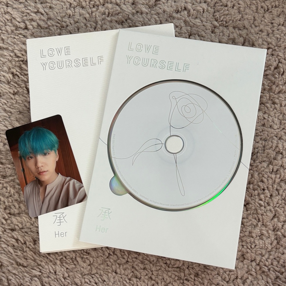 BTS Love Yourself: Her Album Version L
• comes with photocard, CD & photo album
